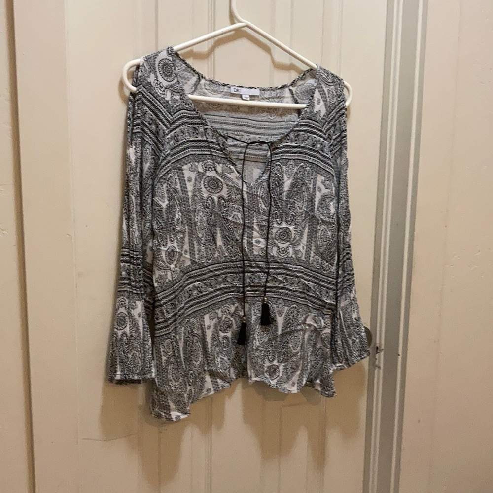 Dr2 cold shoulder peasant top with split sleeve